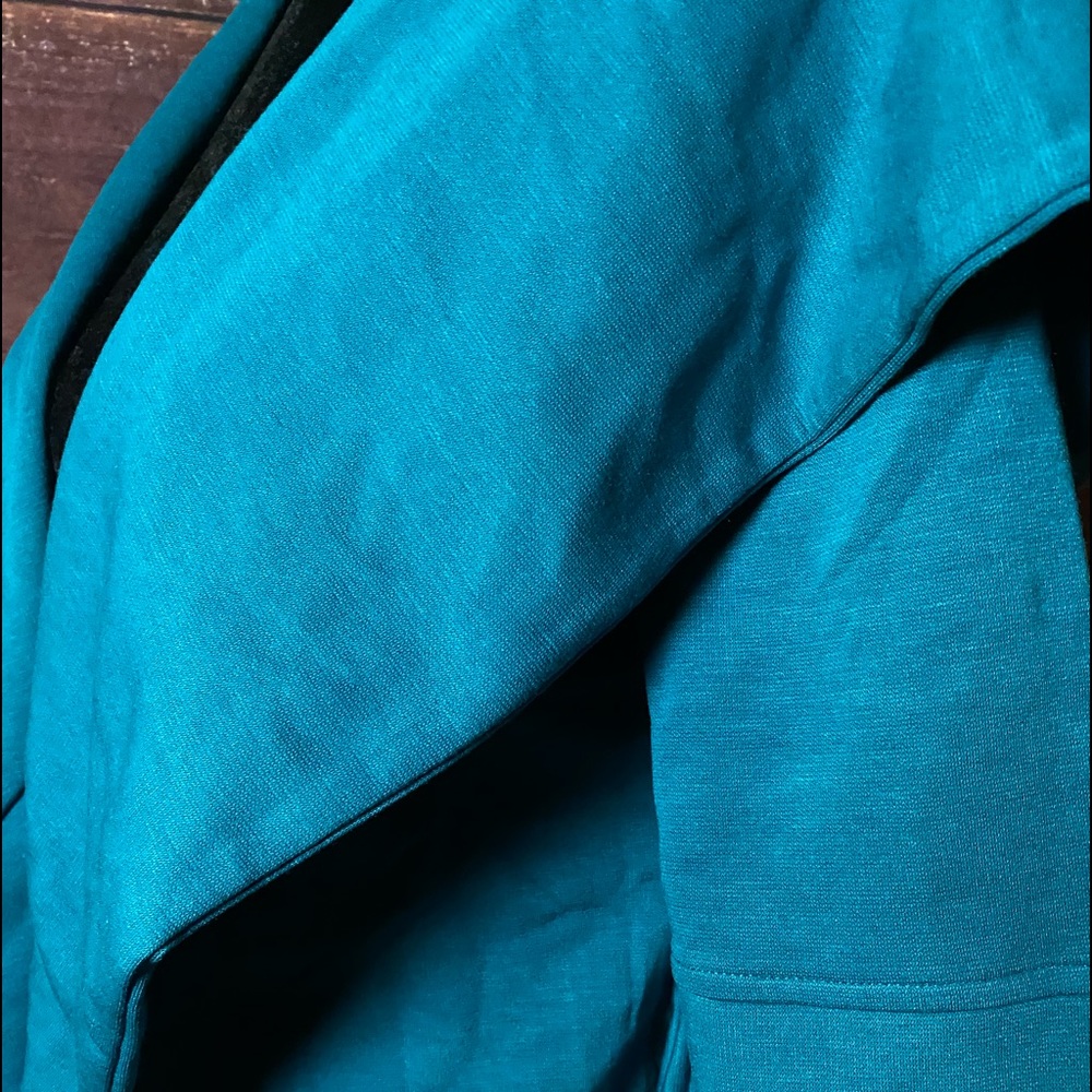 🆕 Jade Jacket with Hood - Picture 15 of 17
